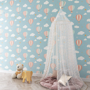 Colorful montgolfière wallpaper transforming children's bedroom into sky adventure space